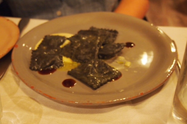 Ravioli neri di stracchino e asparagi, crema di Parmigiano